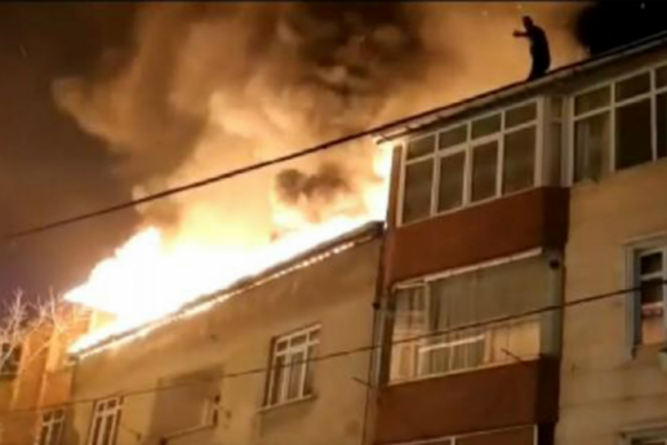 İstanbul'da &ccedil;atıda &ccedil;ıkan yangın diğer binalara sı&ccedil;radı