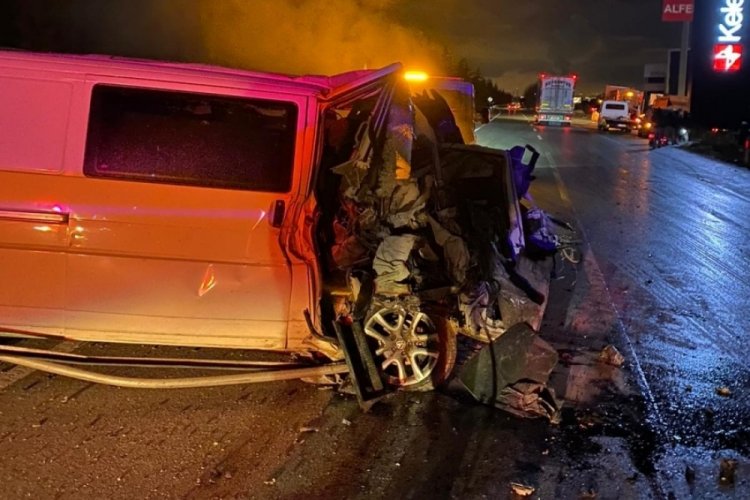 Min&uuml;b&uuml;s kar k&uuml;reme aracına &ccedil;arptı: 1 yaralı