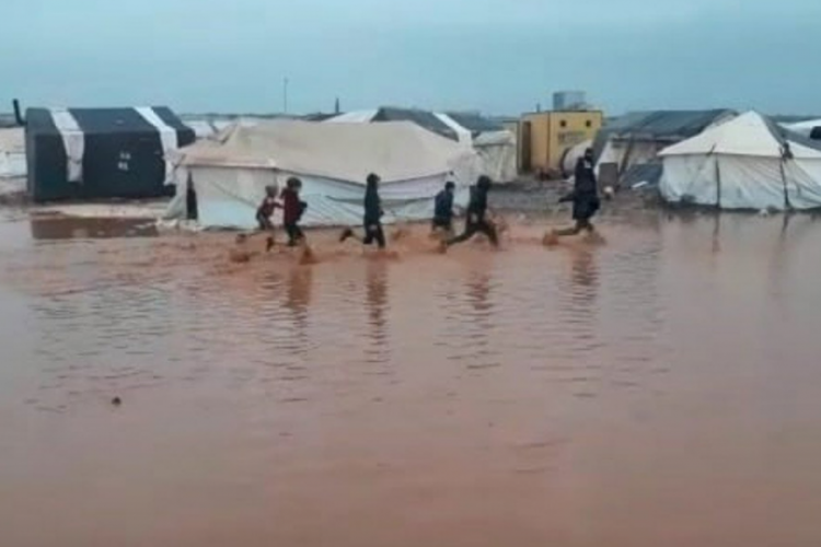 İdlib'deki sığınmacı kamplarını su bastı