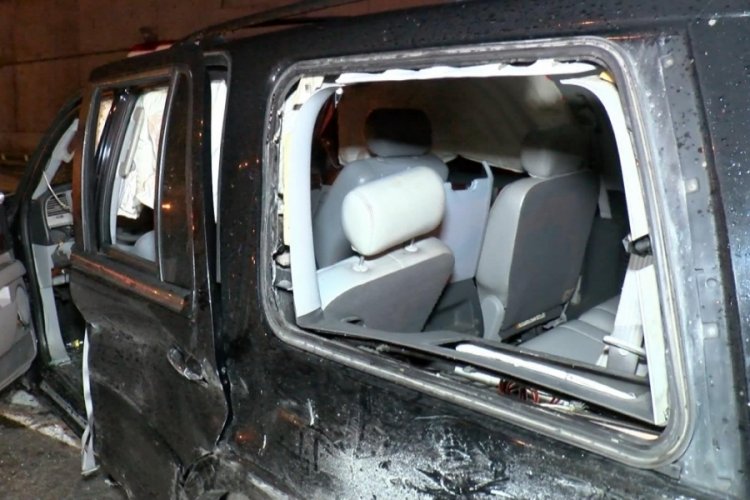 İstanbul Sultanbeyli'de cip bariyere &ccedil;arptı: 2 yaralı&nbsp;