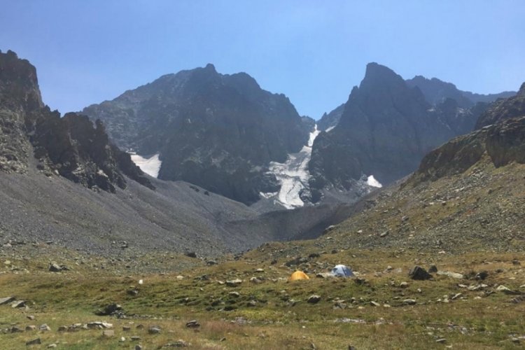 Ka&ccedil;kar Dağları'nda buzullar eridi, rotalar değişti