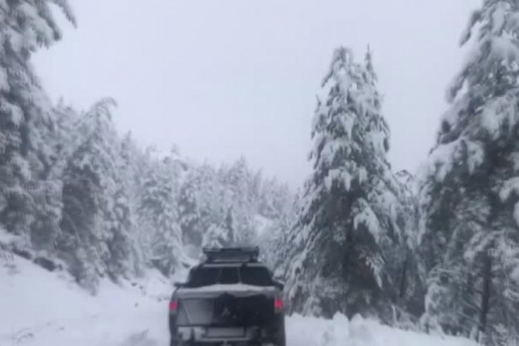Karla kapanan k&ouml;y yolunda hamile kadın i&ccedil;in seferber oldular