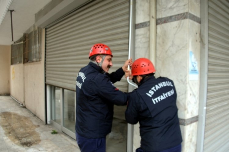 İstanbul Avcılar'da kiraladıkları d&uuml;kkanda 12 saat mahsur kaldılar