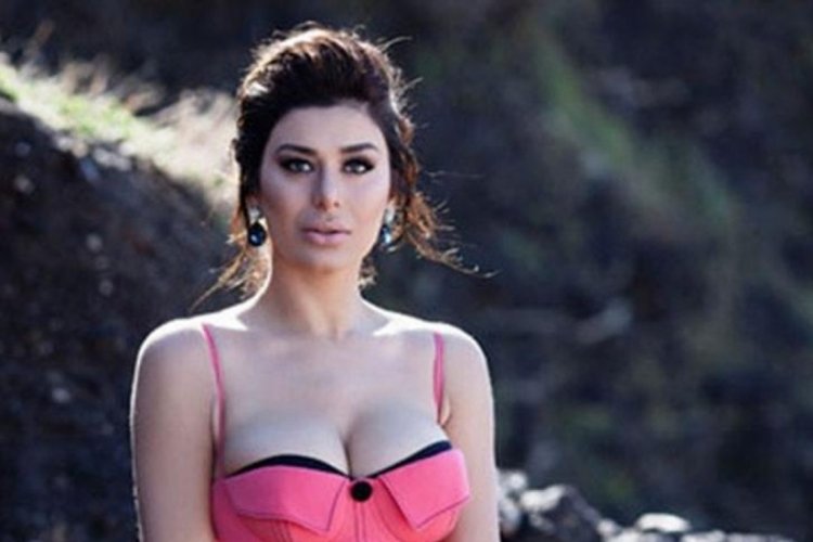 Ebru Şancı oğluna pembe zıbın giydirdi