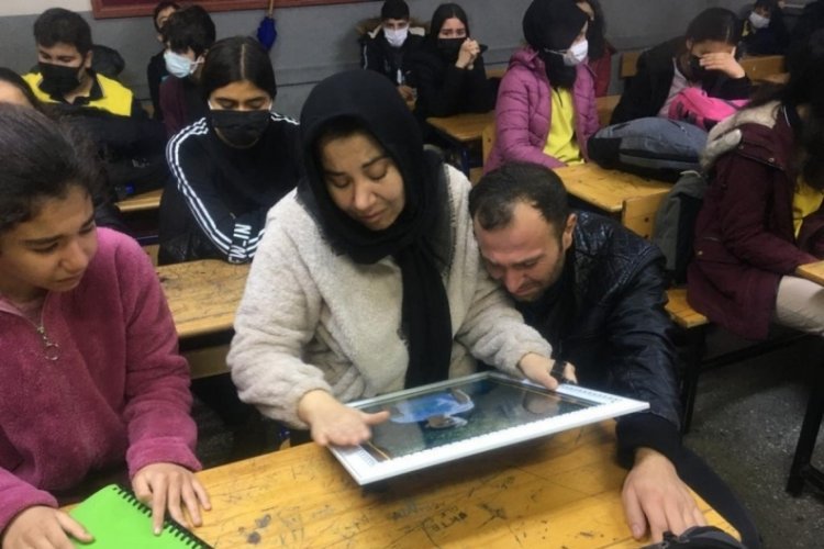 Adana'da kazada &ouml;len Berat'ın annesi, oğlunun sırasına oturup ağladı