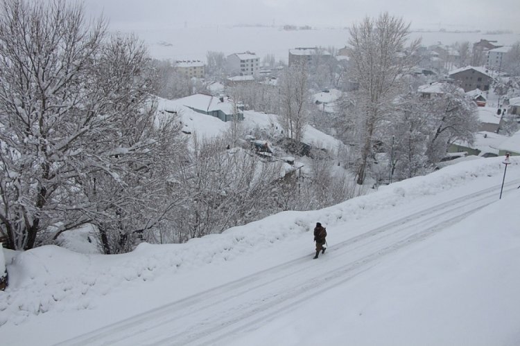 Elazığ ve Bing&ouml;l'de k&ouml;y yolları kardan kapandı