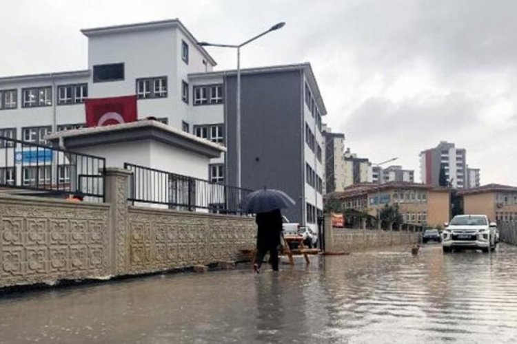 Adana'da okul yolu suyla doldu, &ouml;ğrenciler zorlandı
