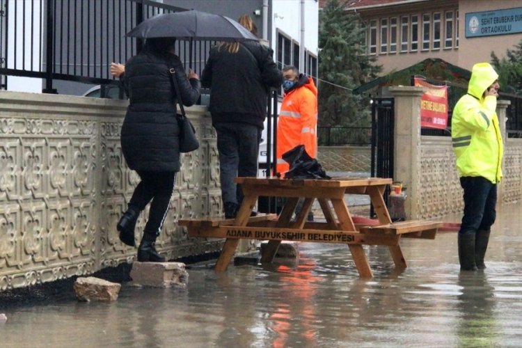 Adana'da &ouml;ğrenciler okula girmek i&ccedil;in duvar aştı