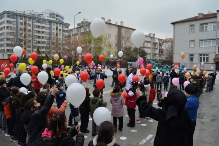 İlkokul &ouml;ğrencileri, Atat&uuml;rk'e yazdıkları mektupları g&ouml;ky&uuml;z&uuml;ne bıraktı