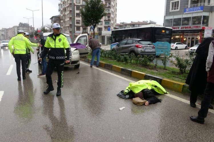 Yaşlı kadına otomobil &ccedil;arptı, metrelerce savruldu