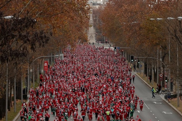 Madrid'de halk, Noel Baba kost&uuml;m&uuml;yle sokağa koştu