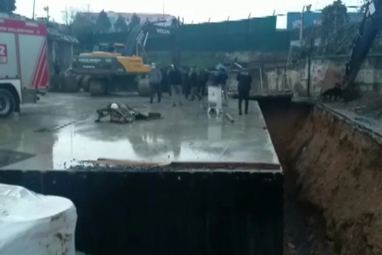 İstanbul'da istinat duvarı &ccedil;&ouml;kt&uuml;, iş&ccedil;i altında kaldı
