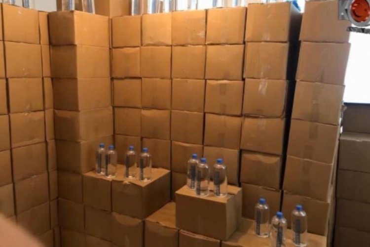 Sahte alkol &uuml;reten fabrika ve depoya baskın: 8 g&ouml;zaltı