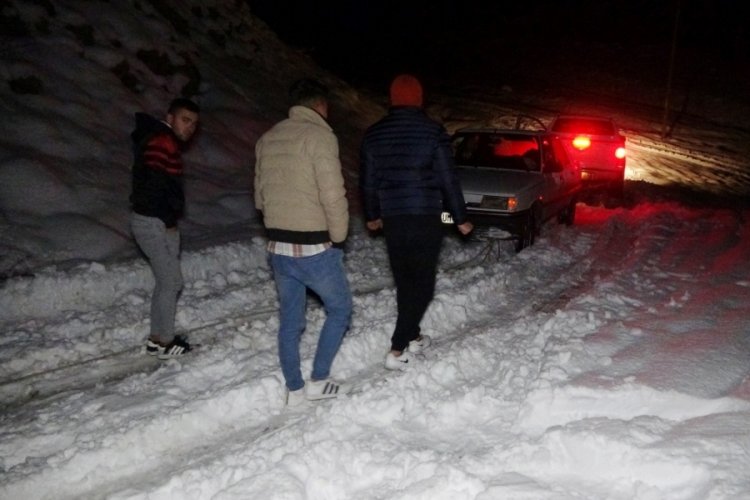 Kar gezisine &ccedil;ıkan 4 kişi otomobilleri kara saplanınca mahsur kaldı