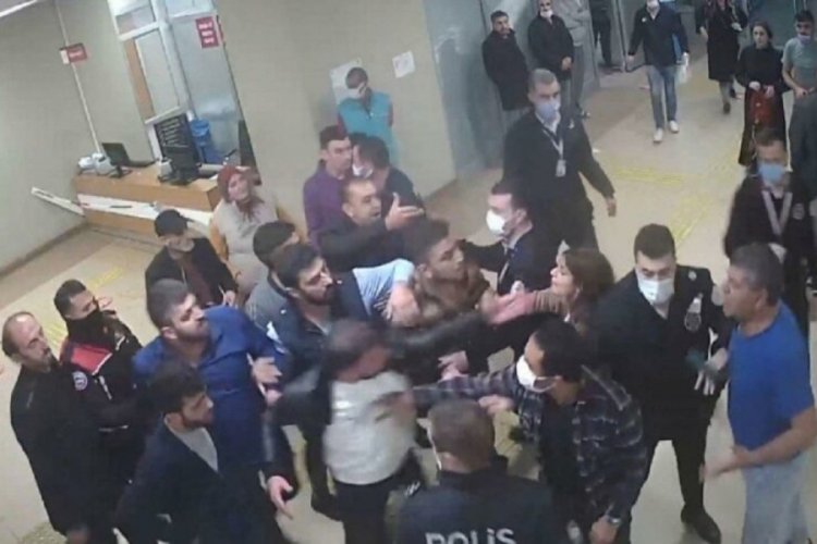 İki aile arasındaki kavgada bir kadın hastane &ouml;n&uuml;nde silahla vuruldu