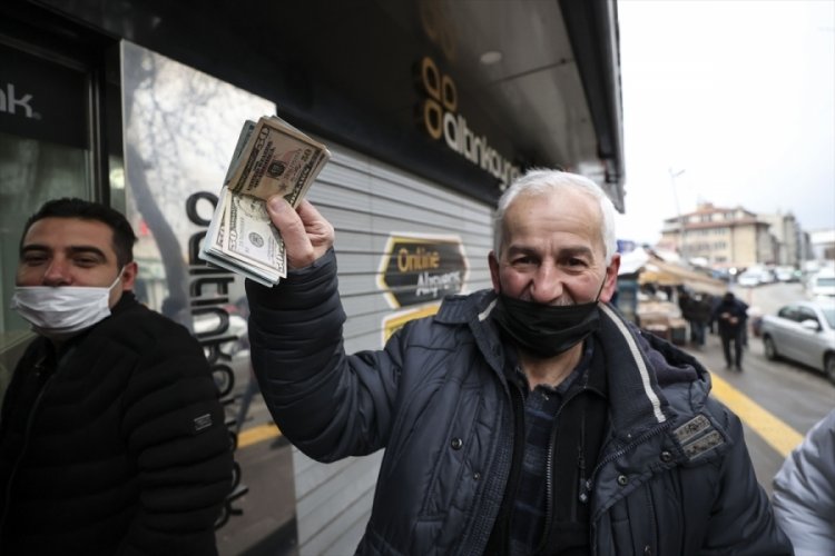 Vatandaşlar d&ouml;viz b&uuml;rolarına akın etti