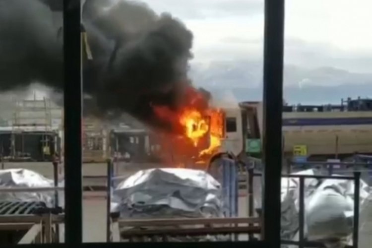 Bursa'da fabrikaya mal indiren kamyon alev alev yandı