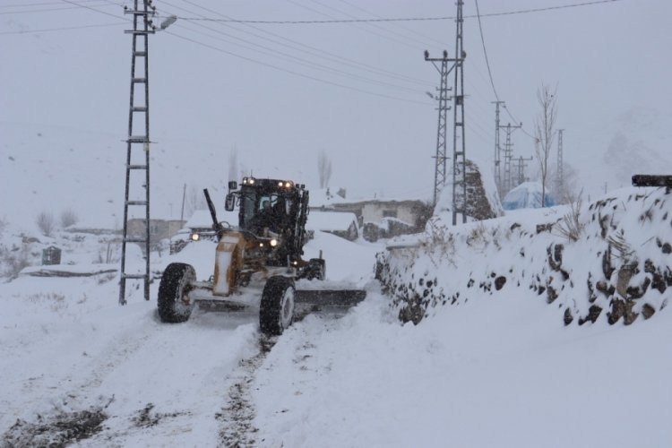 Ağrı'da k&ouml;y yolları kardan kapandı