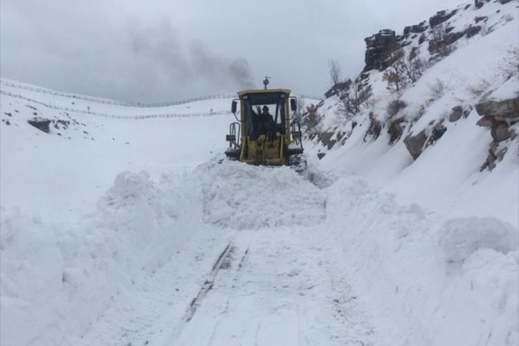 Şırnak'ta kar nedeniyle 12 k&ouml;y ve 4 mezra yolu kapandı!