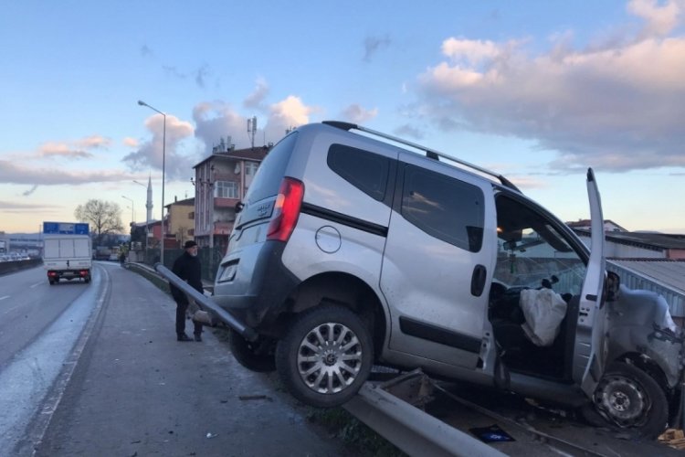 Bariyerlere &ccedil;arptı, duvarda asılı kaldı