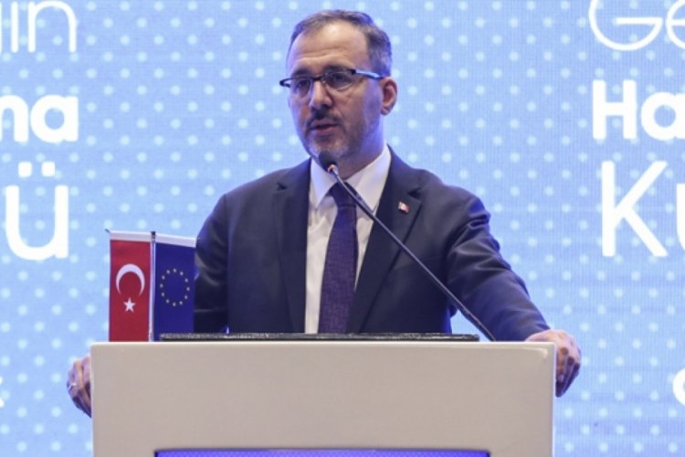Bakan Kasapoğlu, "Gen&ccedil;liğin Hak Arama K&uuml;lt&uuml;r&uuml;" temalı sempozyumda konuştu