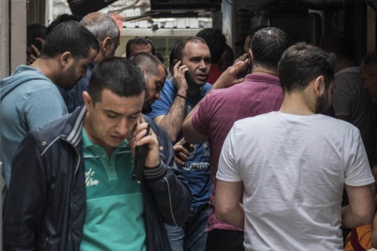 Tahtakale'de d&ouml;viz izdihamı! Bantla kapattılar