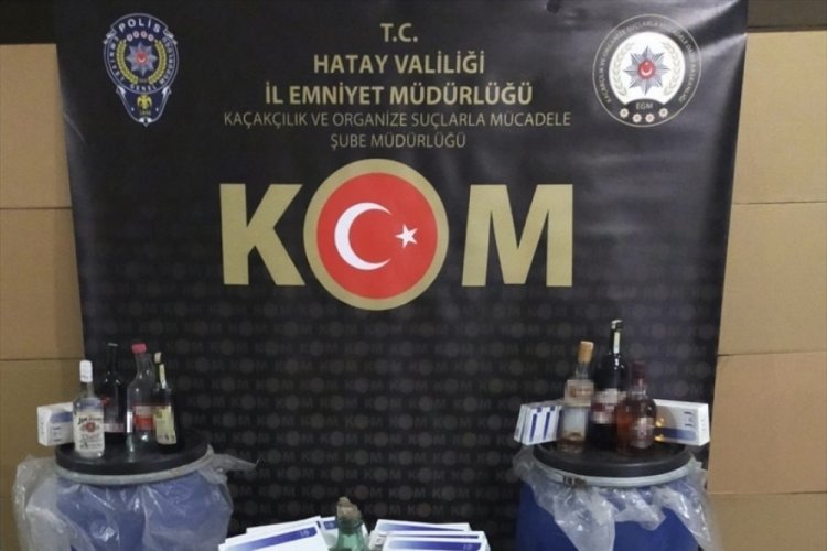 Hatay'da 260 litre sahte i&ccedil;ki ile 150 paket ka&ccedil;ak sigara ele ge&ccedil;irildi