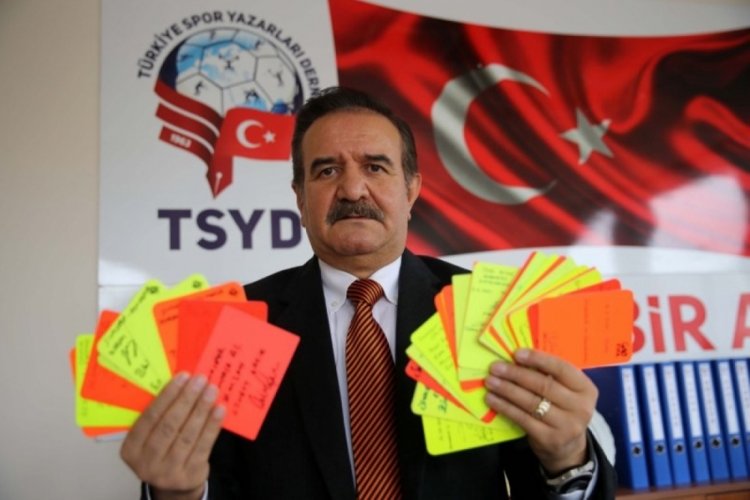 Sarı ve kırmızı kart koleksiyoncusu