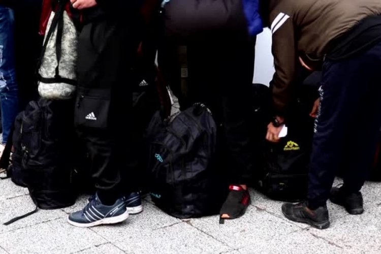 İzmir'de polisten ka&ccedil;an minib&uuml;sten 36 d&uuml;zensiz g&ouml;&ccedil;men &ccedil;ıktı!