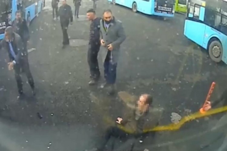 Otob&uuml;s şof&ouml;r&uuml;yle tartıştı, durağa giderek bı&ccedil;akladı