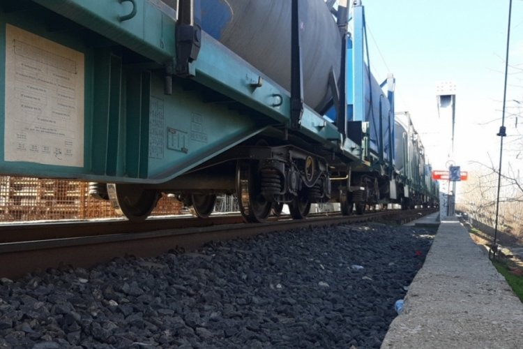 Demiryolunda y&uuml;r&uuml;yordu, tren &ccedil;arptı