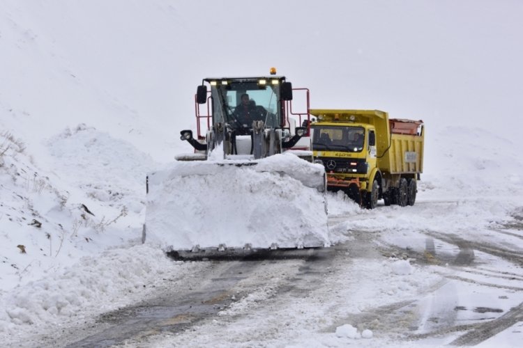 Malatya'da kardan kapanan yollar a&ccedil;ıldı