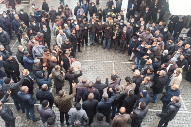 Esnaf, d&ouml;viz kurundaki d&uuml;ş&uuml;ş&uuml; halayla kutladı