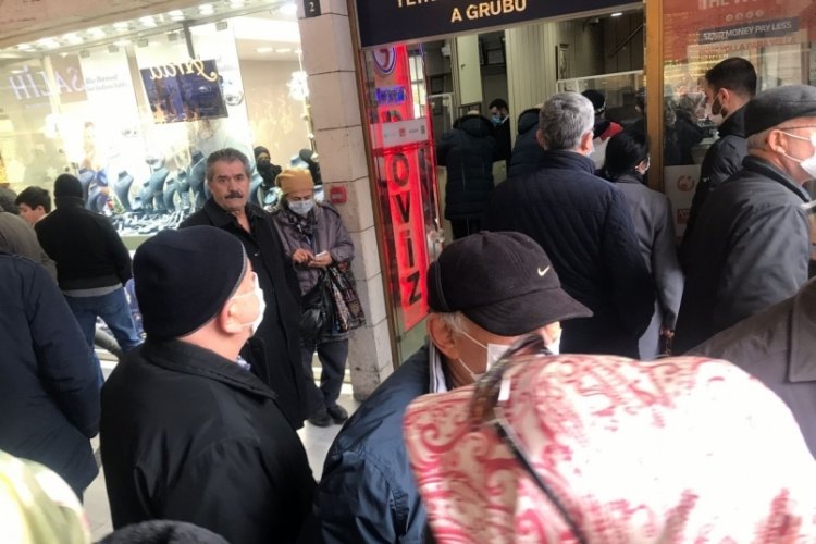Bursa'da vatandaşlar d&ouml;viz b&uuml;rolarına akın etti (&Ouml;ZEL HABER)