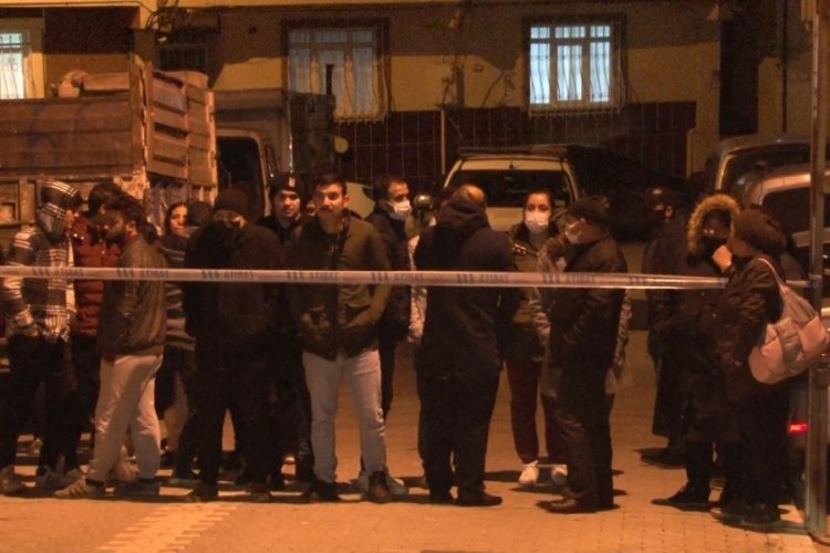 İstanbul'da 4 katlı bina bah&ccedil;e katındaki &ccedil;atlaklar nedeniyle boşaltıldı