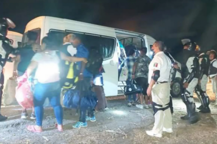 Meksika'da minib&uuml;s konvoyundan 114 ka&ccedil;ak g&ouml;&ccedil;men &ccedil;ıktı
