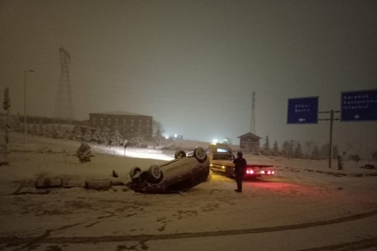 Ref&uuml;je &ccedil;arpan otomobil takla attı