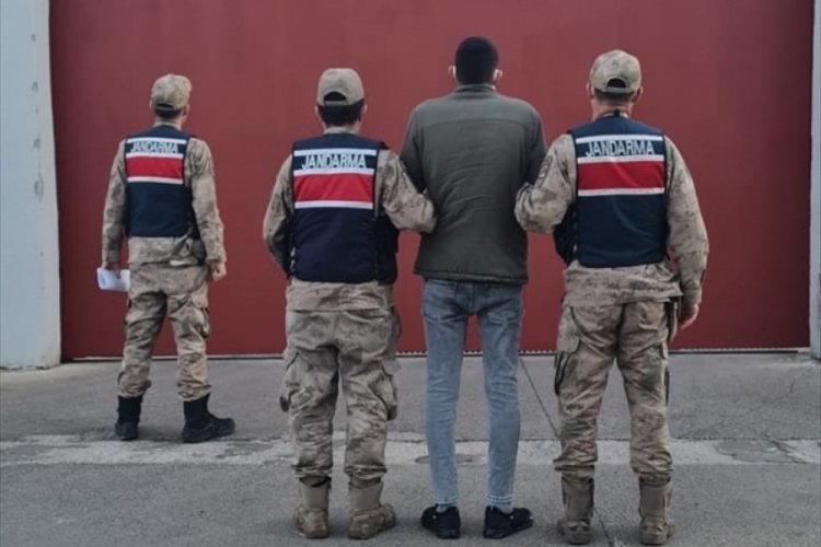 Firari h&uuml;k&uuml;ml&uuml; &ccedil;ocukluk arkadaşının cenazesinde yakalandı