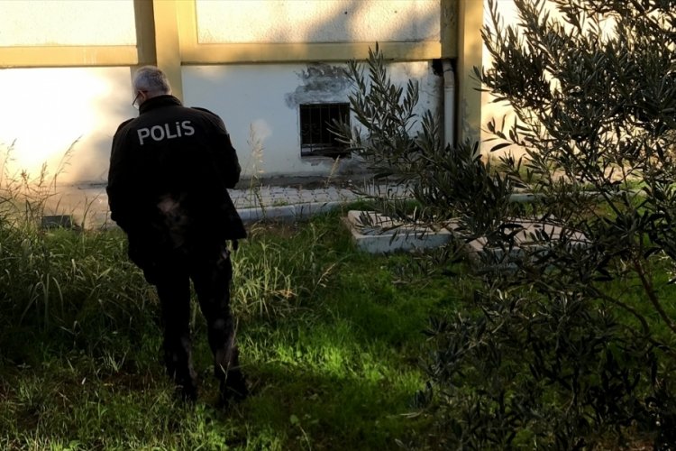 Adana'da 4. kattaki balkondan d&uuml;şen &ccedil;ocuk ağır yaralandı
