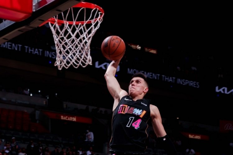 Miami Heat'de &Ouml;mer'den 8 sayı, 13 ribaunt, 2 top &ccedil;alma, 2 blok