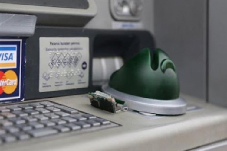 &Ccedil;aldığı kartla başına &ccedil;uval ge&ccedil;irip ATM'den para &ccedil;ekti