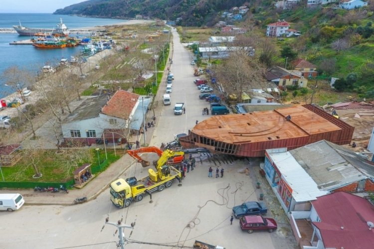Bursa'da tekneyi karadan y&uuml;r&uuml;t&uuml;p sahile b&ouml;yle taşıdılar