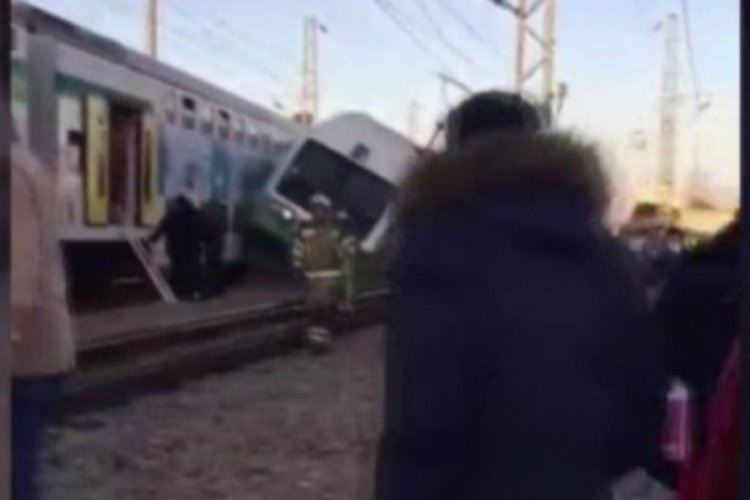 Tahran'da metro hızlı trenle &ccedil;arpıştı