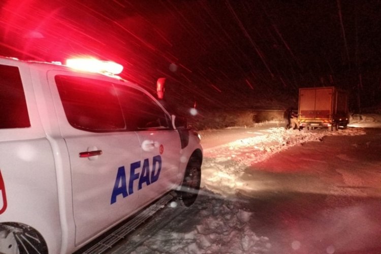 Kara saplanan&nbsp;ara&ccedil;ta mahsur kalanlar 2,5 saatte kurtarıldı&nbsp;