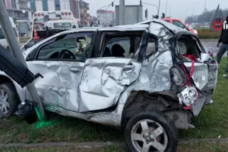 Tır otomobile &ccedil;arptı: 1 &ouml;l&uuml;, 4 yaralı