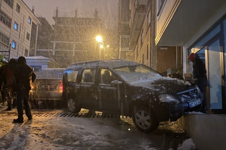Otomobil &ccedil;arpmanın etkisiyle apartmanın &ouml;n&uuml;ne d&uuml;şt&uuml;