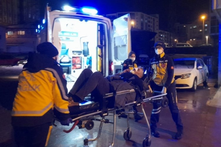 Kontrolden &ccedil;ıkan otomobil aydınlatma direğine &ccedil;arptı: 1 yaralı