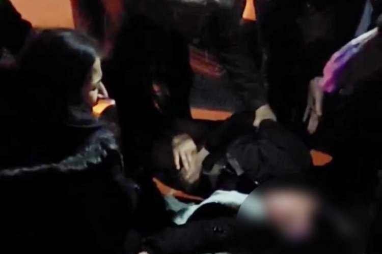 Bursa'da kaza sonrası baygınlık ge&ccedil;iren şahsa arkadaş tokadı!