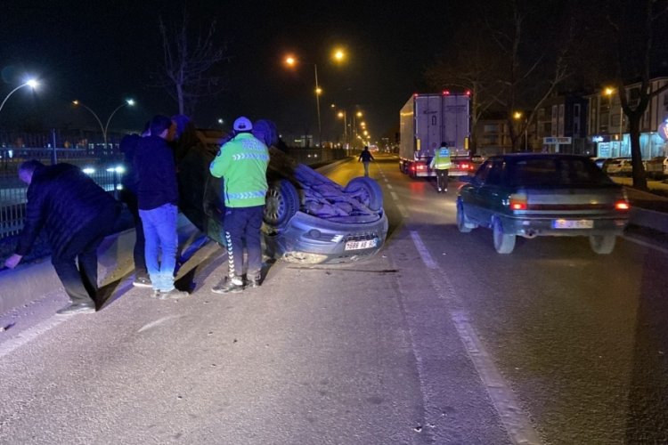 Bursa'da feci kaza! Koruma demirleri araca saplandı