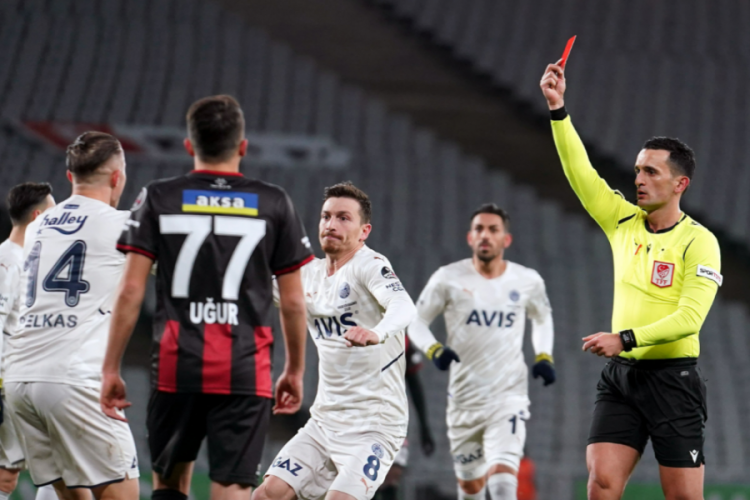 Fenerbah&ccedil;e 9 kişi kalan Karag&uuml;mr&uuml;k'le berabere kaldı